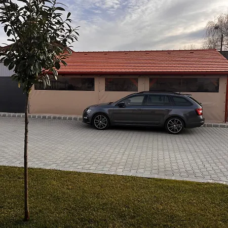 B-hause Zart Parkoloval Es Jacuzzival Debreczyn
