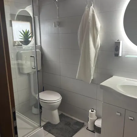 B-hause Zart Parkoloval Es Jacuzzival Apartment *