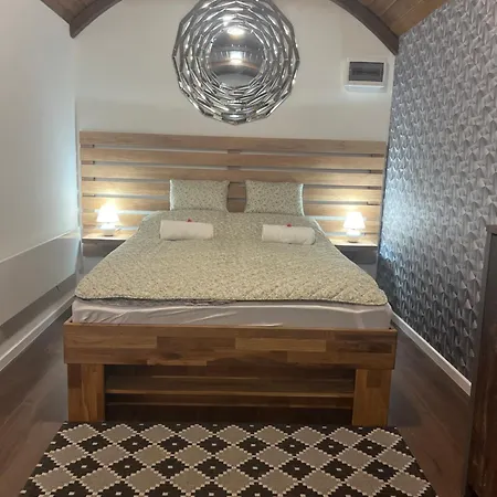 B-hause Zart Parkoloval Es Jacuzzival Apartament Debreczyn