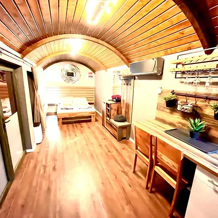 Eszla 1 Free Large Secure Parking Дебрецен